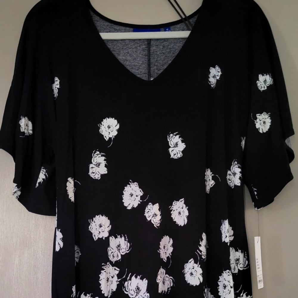 Apt. 9 black and white floral dessert size medium